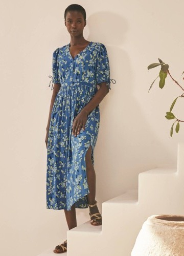 Midi šaty s krátkymi rukávmi a potlačou