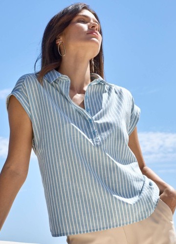 Prúžkovaná blúzka s výstrihom na gombíky