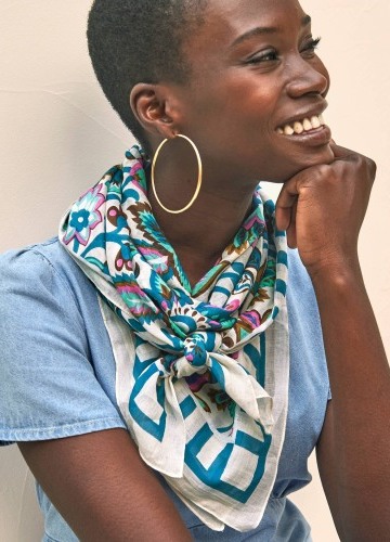 Šatka z bavlneného voálu s potlačou kvetín