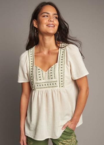 Blúzka s vyšívanou náprsenkou