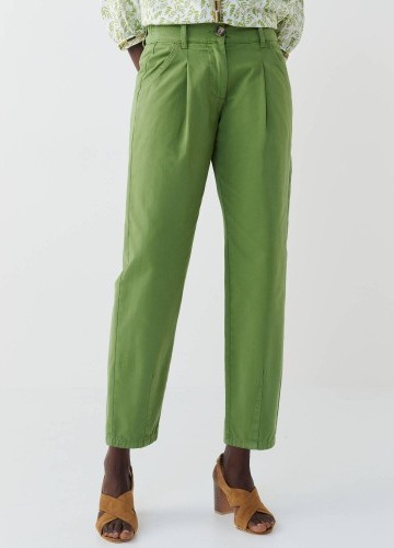 Nohavice so skladmi a záševkami na koncoch nohavíc