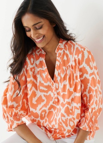 Blúzka s výstrihom na gombíky a potlačou