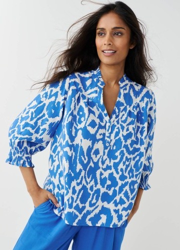 Blúzka s výstrihom na gombíky a potlačou