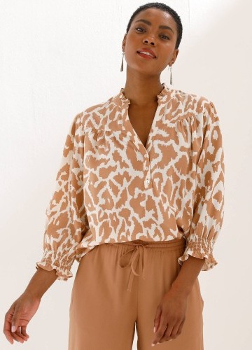 Halenka s výstřihem na knoflíčky a potiskem