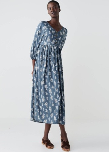 Rozšírené midi šaty s gombíkmi a potlačou