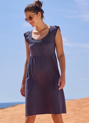 Krátke úpletové šaty s macramé vo výstrihu