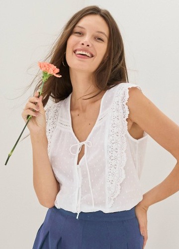 Blúzka s macramé a všitými nopkami