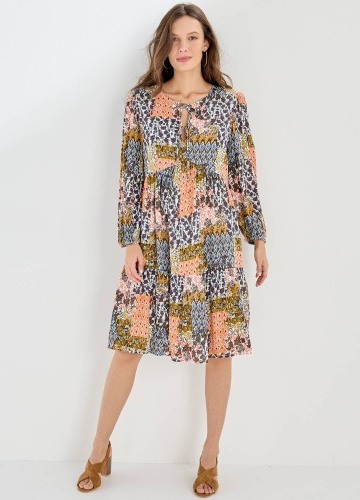 Rozšířené krátké šaty se širokými 3/4 rukávy a potiskem