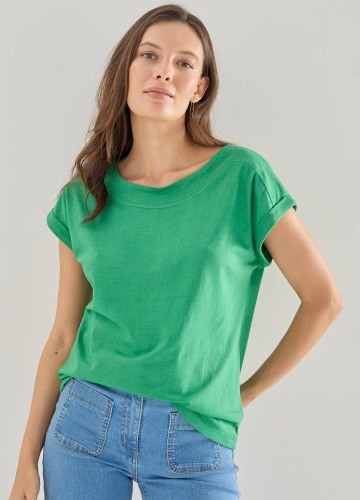 Jednofarebné tričko s lodičkovým výstrihom a krátkymi rukávmi