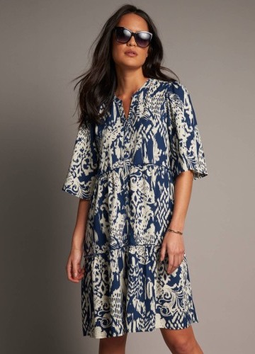 Krátke volánové šaty s etno potlačou