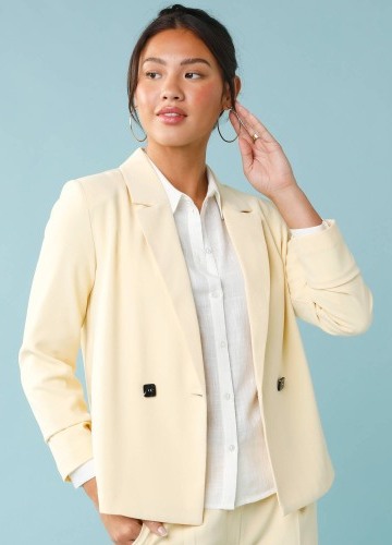 Splývavý blejzr pro menší postavu