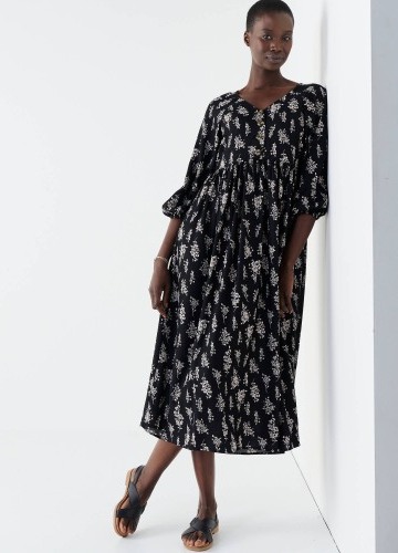 Rozšírené midi šaty s gombíkmi a potlačou