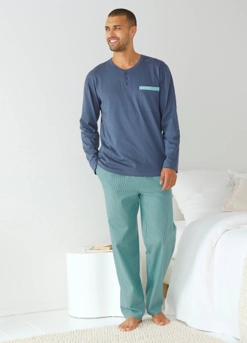 Pyžamo s pruhovanými nohavicami a tuniským výstrihom