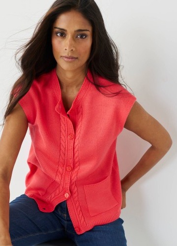 Sveter bez rukávov z úpletu so vzorom