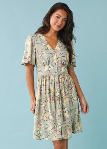 Krátke šaty s potlačou a gombíkmi pre nižšiu postavu