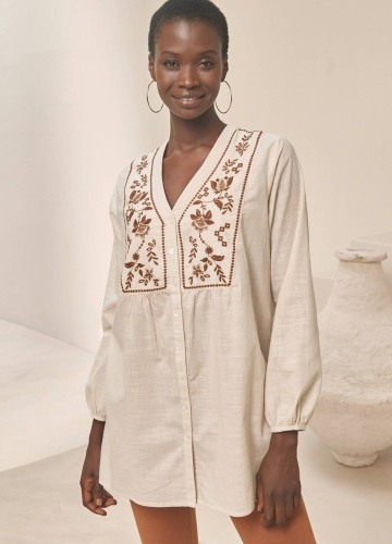 Tunika s výšivkou a gombíkmi