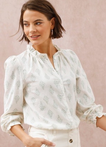 Blúzka s volánikmi a etno potlačou