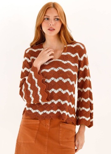 Pruhovaný pulóver so širokými 7/8 rukávmi a vzorom