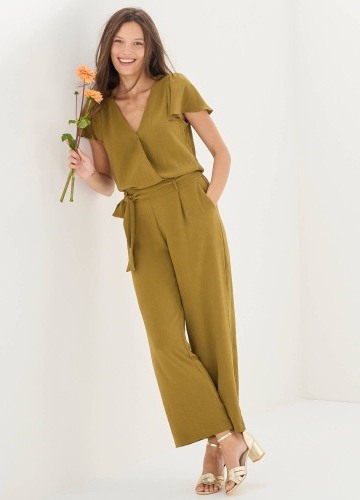 Overal s prekríženým výstrihom a opaskom