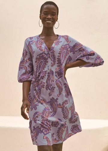 Rozšírené krátke šaty s potlačou a širokými rukávmi