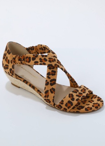 Sandále s leopardím vzorom na klinovom podpätku