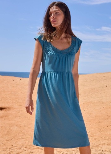 Krátke úpletové šaty s macramé vo výstrihu