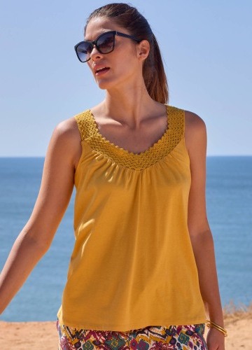 Top s výstřihem lemovaným macramé