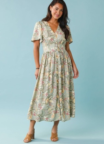 Dlhé šaty s potlačou a gombíkmi pre nižšiu postavu