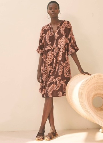 Rozšírené krátke šaty s potlačou a širokými rukávmi