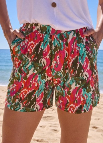 Široké šortky s viacfarebnou potlačou