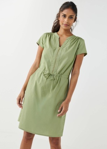 Krátke šaty s výstrihom na zips a šnúrkou v páse