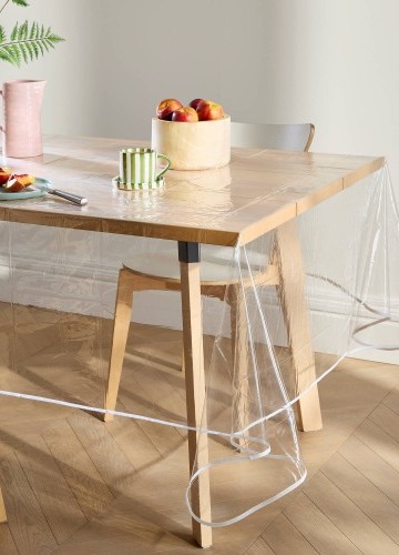 Průhledný voskovaný ubrus s potiskem puntíků