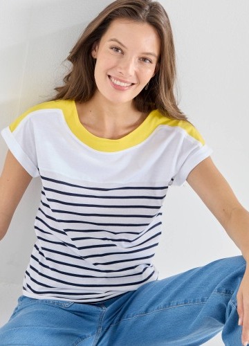 Pruhované tričko s lodičkovým výstrihom a krátkymi rukávmi