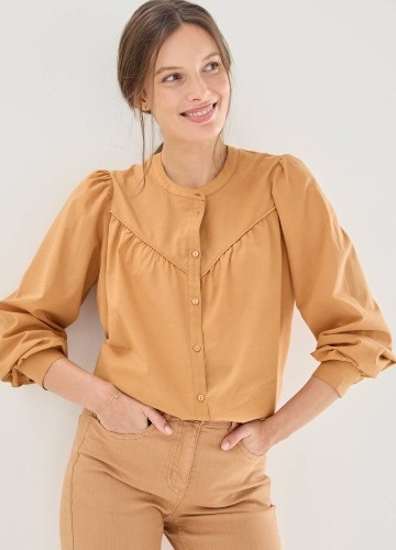 Jednofarebná blúzka na gombíky