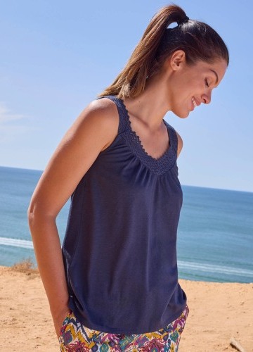 Top s výstřihem lemovaným macramé