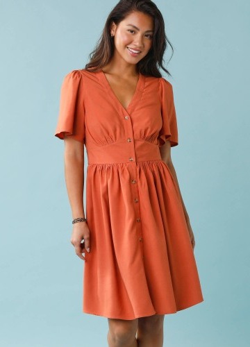 Krátke jednofarebné šaty s gombíkmi pre nižšiu postavu