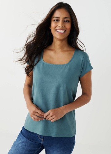 Tričko se čvercovým výstřihem