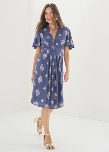 Krátke riasené šaty s motýlími rukávmi a potlačou