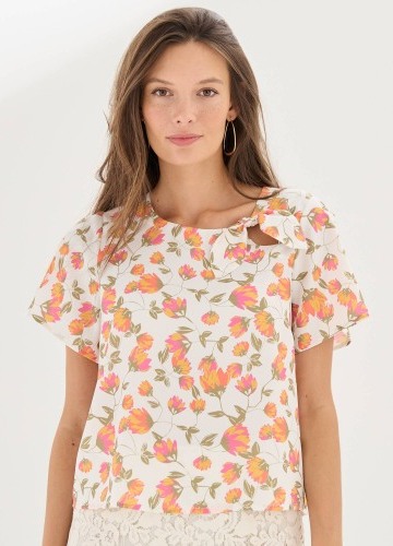 Blúzkas viazačkou vo
výstrihu a potlačou kvetín