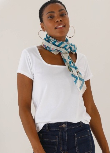 Tričko se čvercovým výstřihem