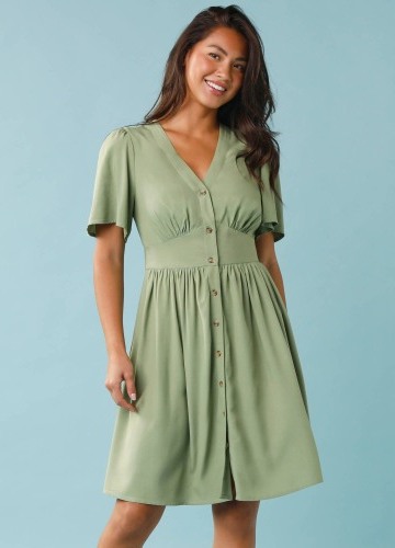 Krátke jednofarebné šaty s gombíkmi pre nižšiu postavu