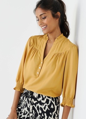 Jednobarevná halenka s výstřihem na knoflíčky