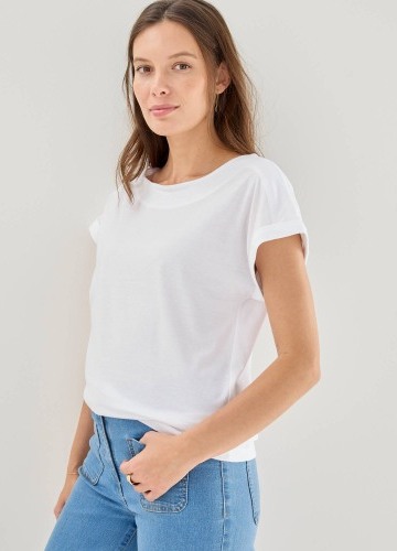 Jednofarebné tričko s lodičkovým výstrihom a krátkymi rukávmi