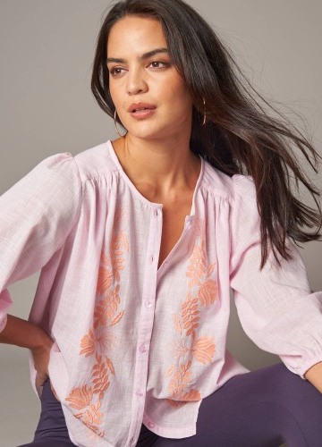 Halenka s výšivkou a 3/4 nabíranými rukávy