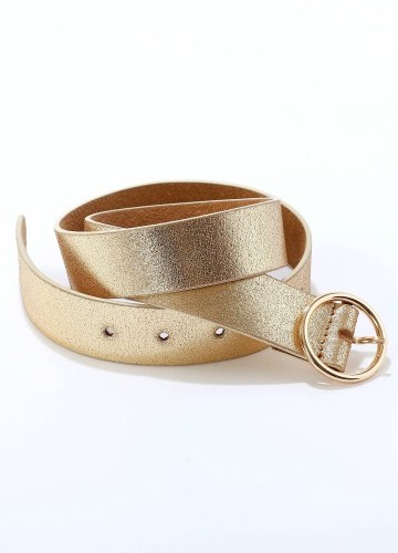 Kožený opasok s kovovou sponou