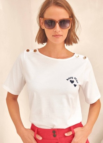 Tričko s ozdobnými gombíkmi na ramenách