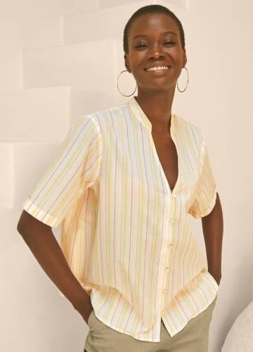 Blúzka s pružkami, krátkymi rukávmi a tuniským výstrihom