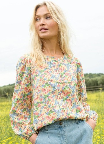 Blúzka s potlačou kvetín a okrúhlym výstrihom