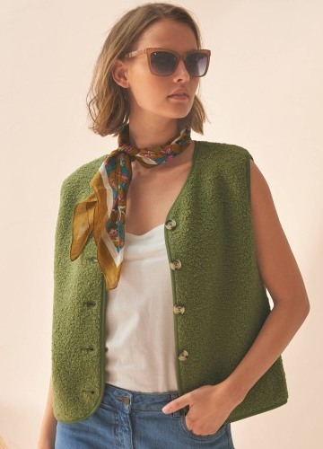 Buklé vesta na gombíky