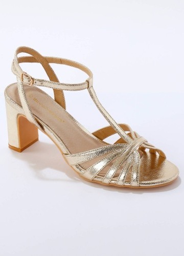 Zlaté remienkové topánky na podpätku.